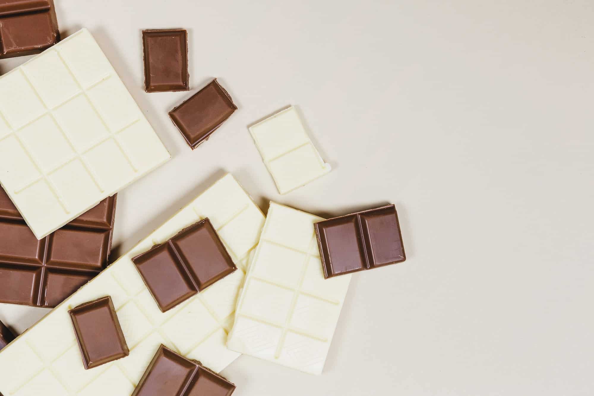 Кусочки белого шоколада. Плитка шоколада. Шоколадная плитка. Плиточный шоколад. Шоколадка плитка.